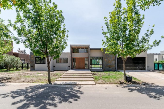 FINCAS 2- CASA LLAVE EN MANO CON PILETA- FRENTE A ESPACIO VERDE