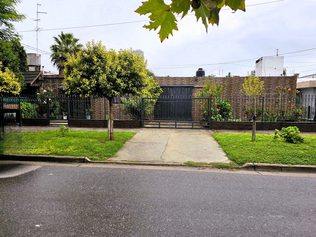 SOBRE ARMADA ARGENTINA - CASA DE 3 DORMITORIOS - IDEAL LOCAL COMERCIAL