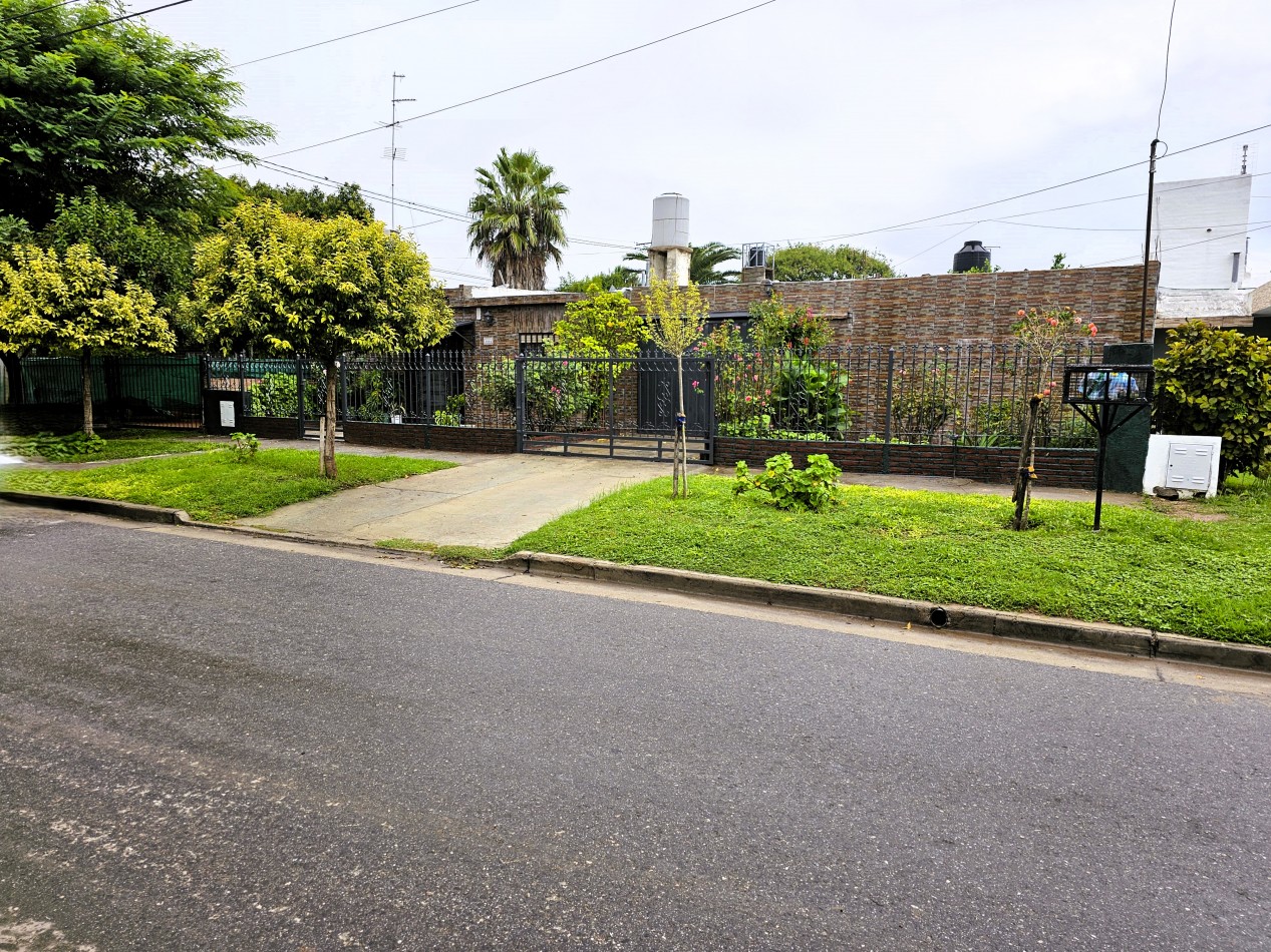 SOBRE ARMADA ARGENTINA - CASA DE 3 DORMITORIOS - IDEAL LOCAL COMERCIAL