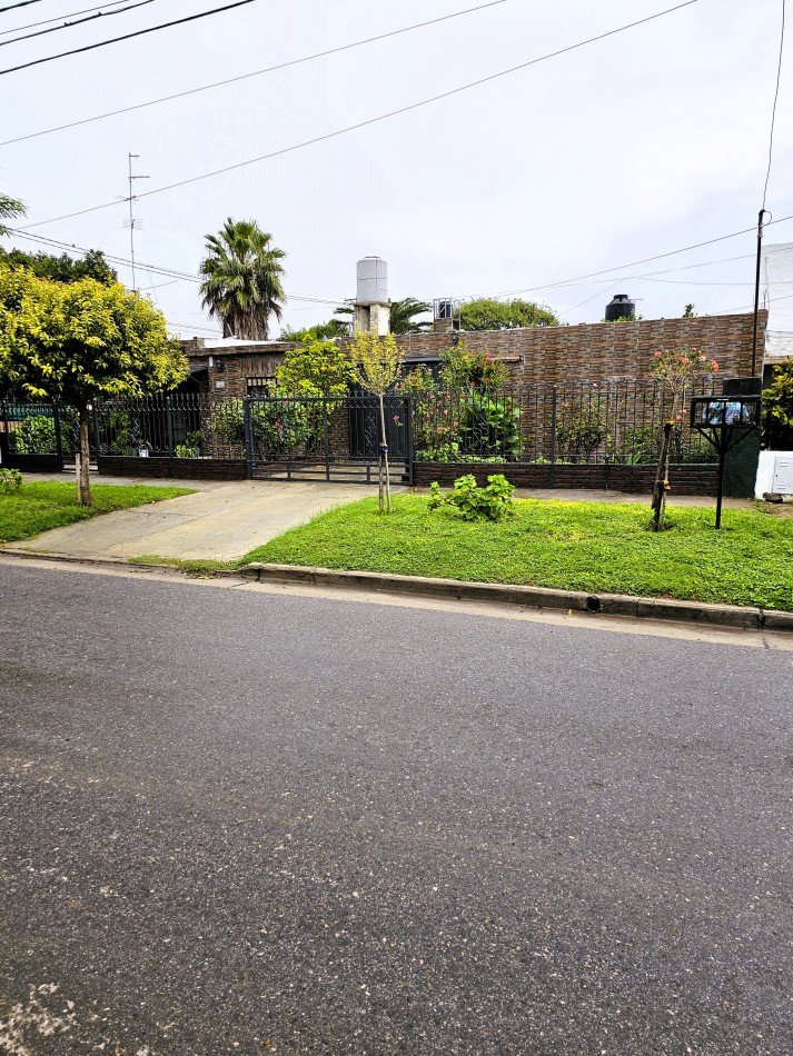 SOBRE ARMADA ARGENTINA - CASA DE 3 DORMITORIOS - IDEAL LOCAL COMERCIAL