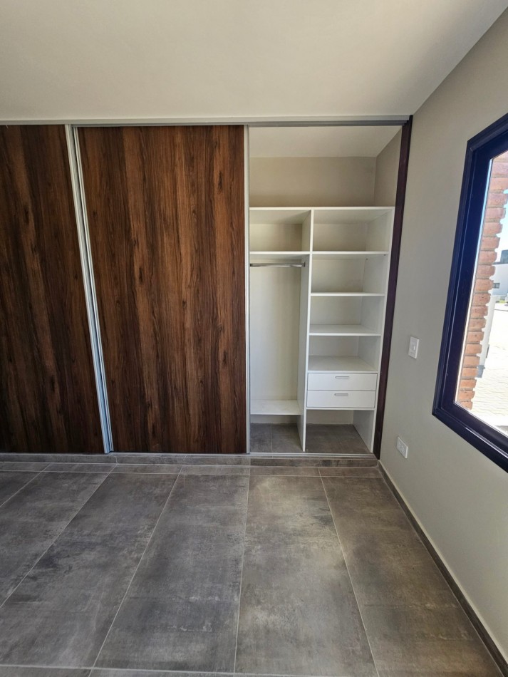 CASA A ESTRENAR 2 DORM / EN PLANTA BAJA / CON SUITE Y GALERIA/ SAN IGNACIO VILLAGE