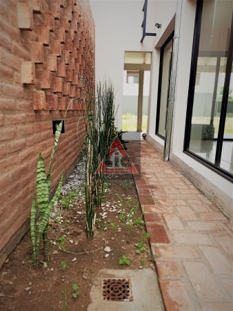 GREENVILLE 2 - CASA DE 3 DOR.CON PILETA Y ESCRITORIO -