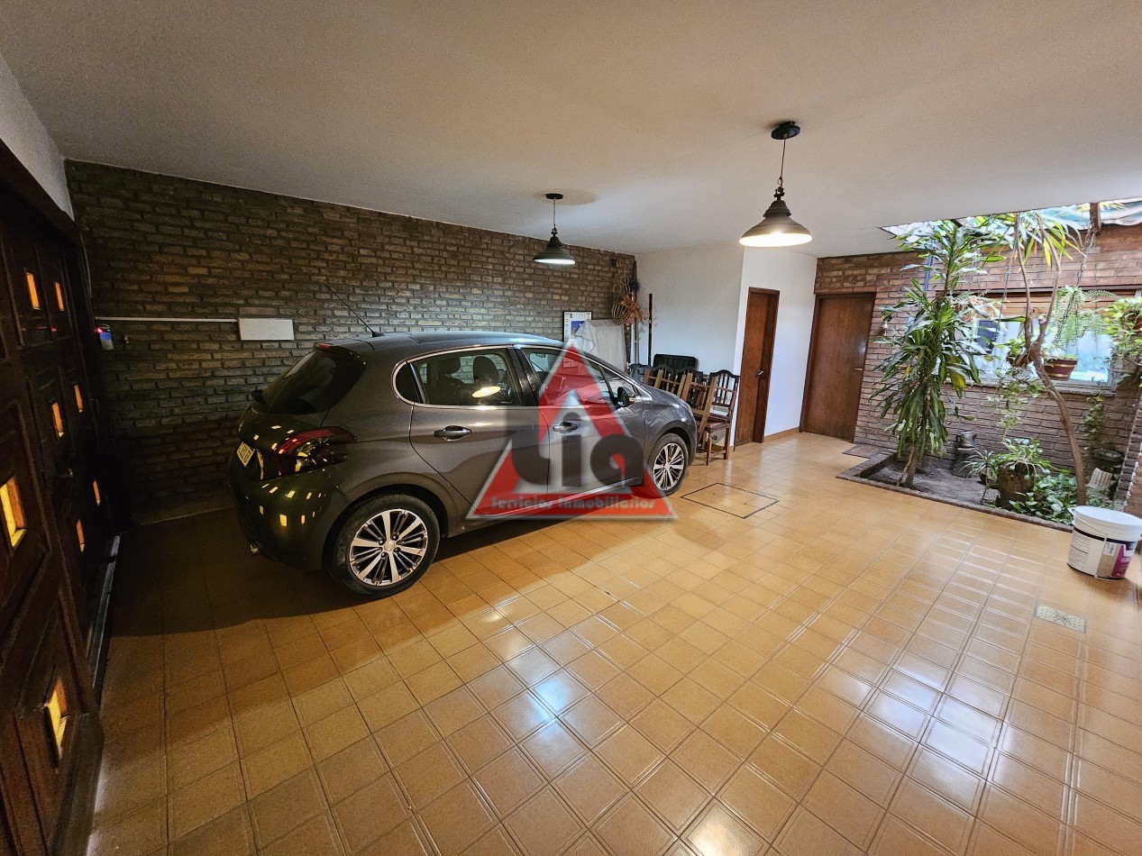 CASA USO COMERCIAL SOBRE AVENIDA RICHIERI / 561M2 TERRENO / 272m2 cubiertos