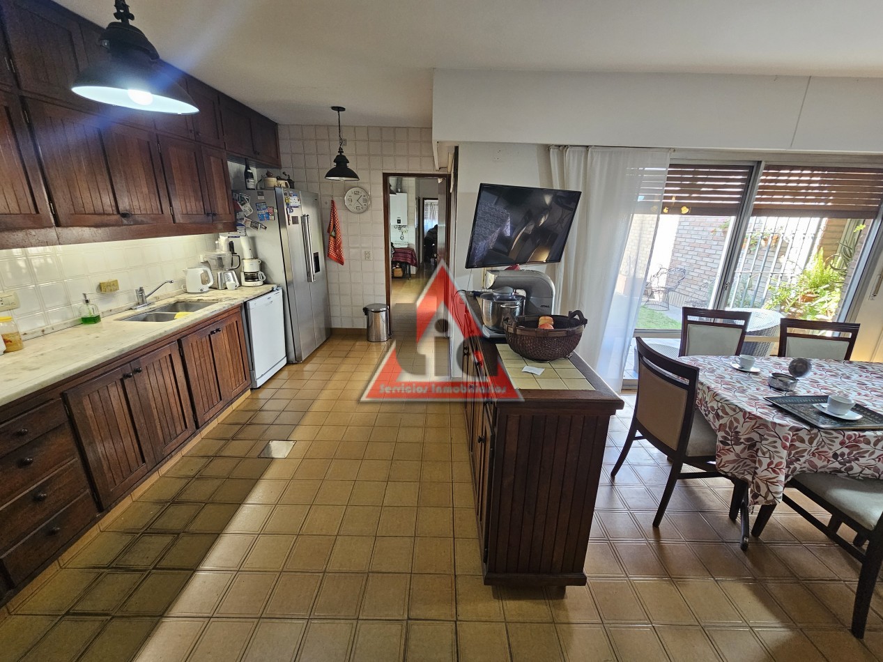 CASA USO COMERCIAL SOBRE AVENIDA RICHIERI / 561M2 TERRENO / 272m2 cubiertos