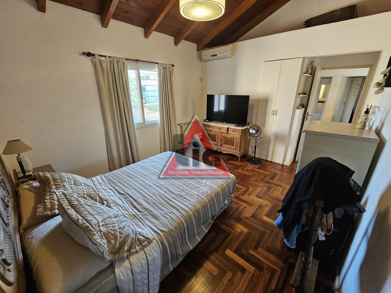 CAÑITAS - MODERNA CASA CON PILETA- DOS PLANTAS