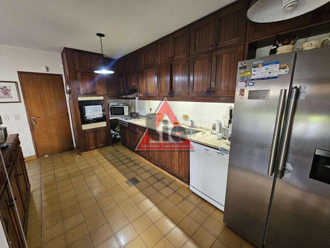 CASA USO COMERCIAL SOBRE AVENIDA RICHIERI / 561M2 TERRENO / 272m2 cubiertos