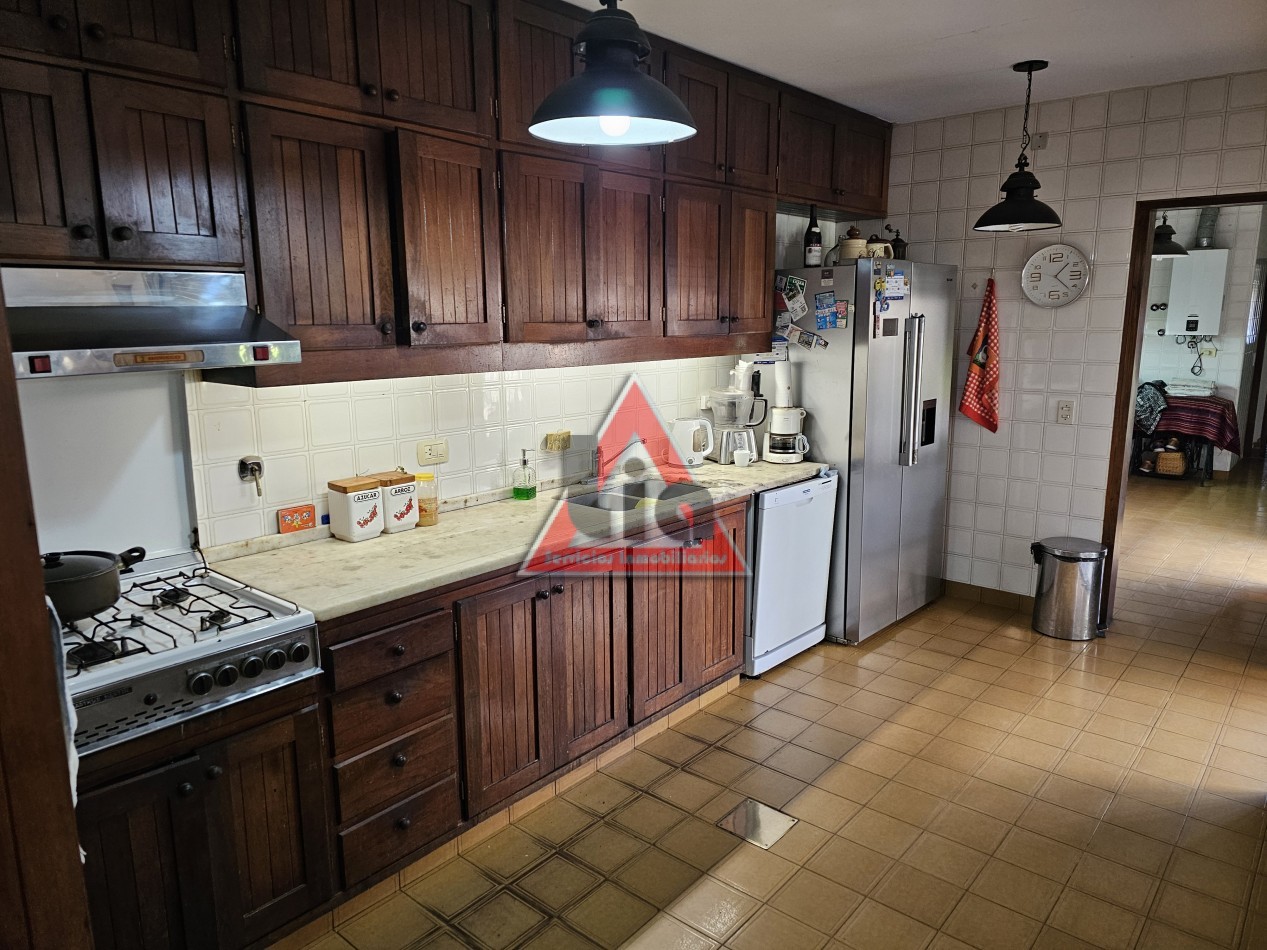 CASA USO COMERCIAL SOBRE AVENIDA RICHIERI / 561M2 TERRENO / 272m2 cubiertos