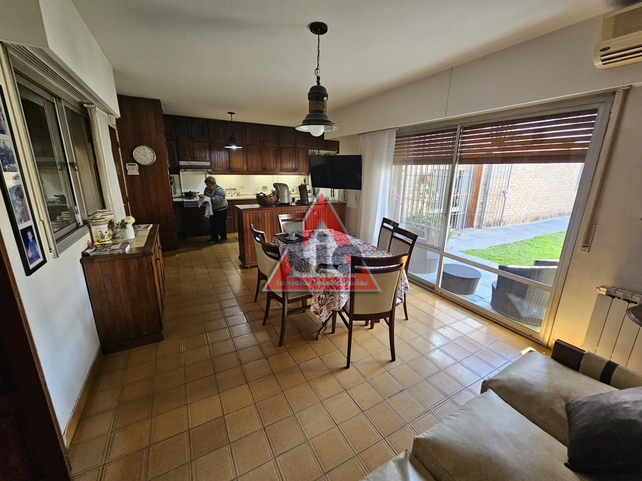 CASA USO COMERCIAL SOBRE AVENIDA RICHIERI / 561M2 TERRENO / 272m2 cubiertos