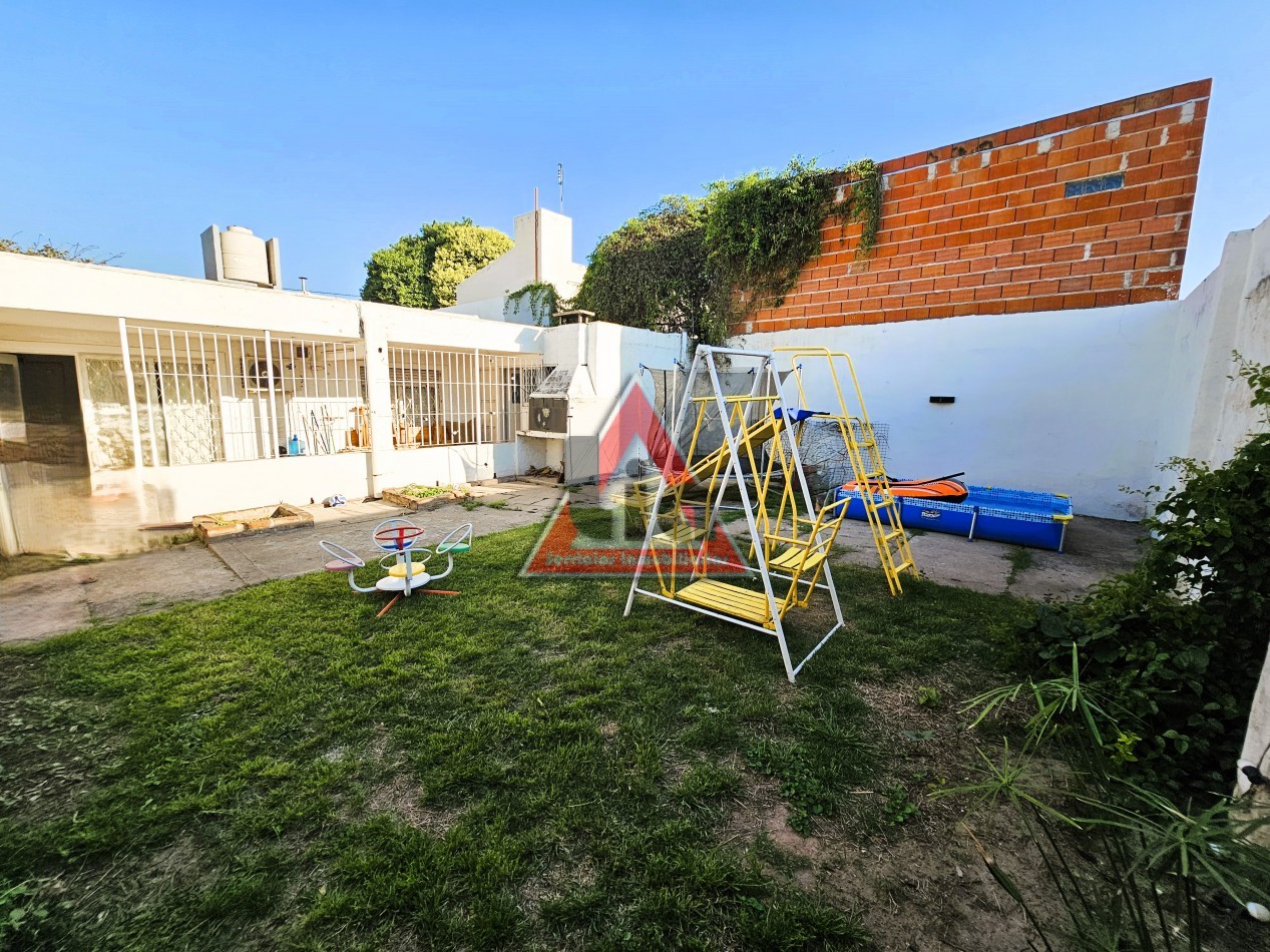 IMPECABLE CASA DE DOS DORMITORIOS C/COCHERA Y PATIO