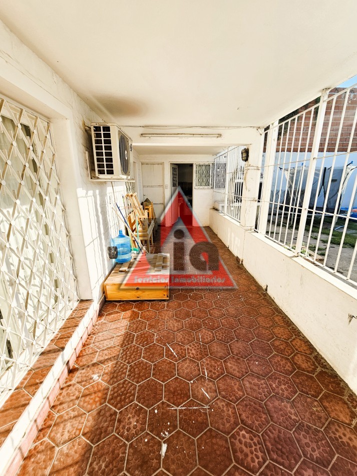 IMPECABLE CASA DE DOS DORMITORIOS C/COCHERA Y PATIO