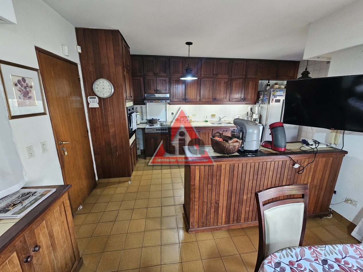 CASA USO COMERCIAL SOBRE AVENIDA RICHIERI / 561M2 TERRENO / 272m2 cubiertos