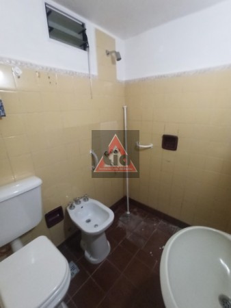 AMPLIO DEPTO. EN PB DE 2 DOR. EN COMPLEJO CERRADO MARI I