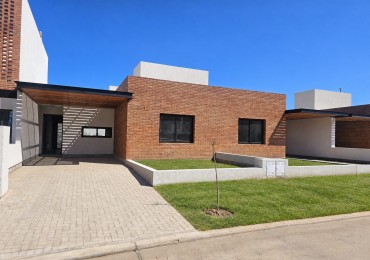 CASA A ESTRENAR 2 DORM / EN PLANTA BAJA / CON SUITE Y GALERIA/ SAN IGNACIO VILLAGE